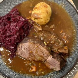 Geschmorte Rehkeule mit Rotkraut und Klöße