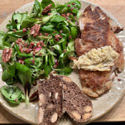 Gebratenes Rotbarschfilet mit Feldsalat