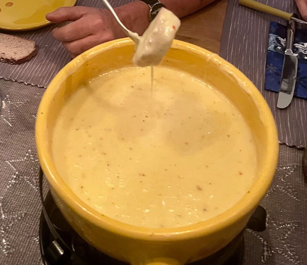 Schweizer Käsefondue mit Weißwein